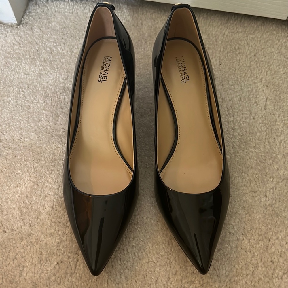 Michael kors black high heels in perfect condition,worn few times. size 8.5
